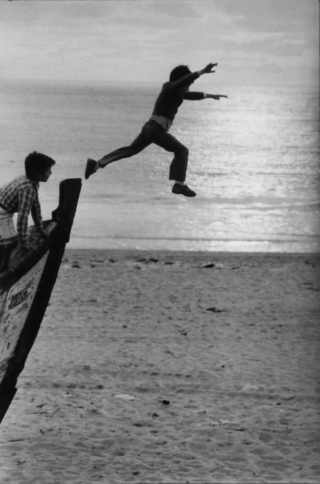 #BricioleDiPensieri
Un pensiero poetante, quando è davvero tale, non può non urtare contro ogni limite rivelato.

#photo Sabine Weiss
