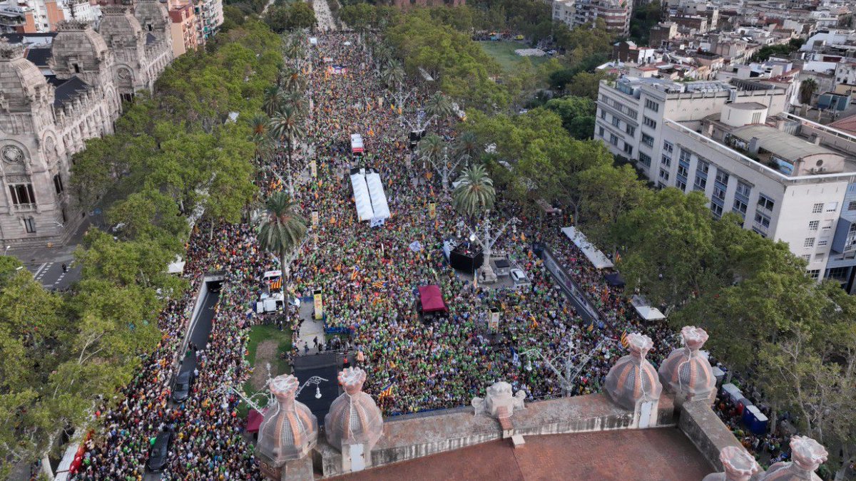 ⬛️⬜️📷 El Passeig Lluís Companys, ple de gom a gom.  
Hem tornat als carrers!  
  
Per molt que alguns el vulguin enterrar, l'independentisme és ben viu!   
  
#11STornemAlsCarrers