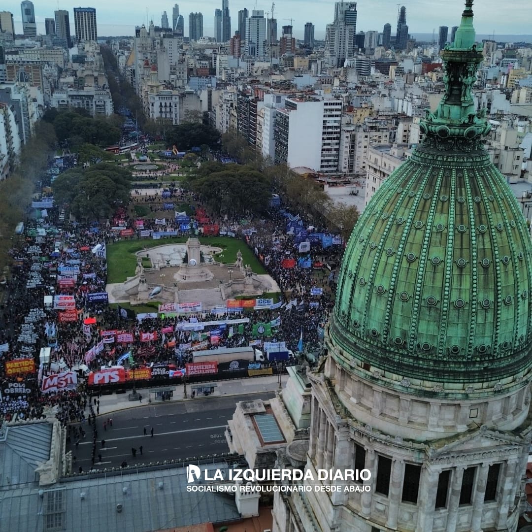 La Plaza Congreso llena. Con un paro nacional activo hubiera desbordado como la marcha universitaria. Las burocracias peronistas y radicales no lo quieren. No le echen la culpa a la gente.