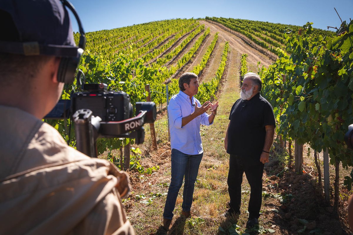 emilio_moro's tweet image. Hemos tenido el placer de recibir El Bierzo al equipo de #ElArcón, de @cyltv, dirigido por @javierperezandres, en el que nuestra directora general, Patricia Sánchez Moro; y nuestro presidente, Javier Moro; fueron los anfitriones. 📽

📺 Próximamente en la 7 de CyL Televisión.