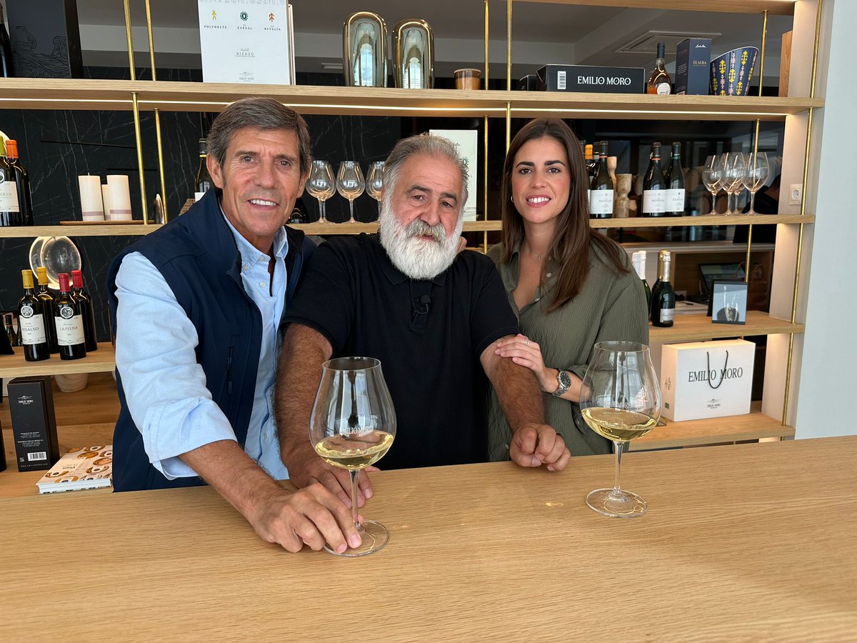 emilio_moro's tweet image. Hemos tenido el placer de recibir El Bierzo al equipo de #ElArcón, de @cyltv, dirigido por @javierperezandres, en el que nuestra directora general, Patricia Sánchez Moro; y nuestro presidente, Javier Moro; fueron los anfitriones. 📽

📺 Próximamente en la 7 de CyL Televisión.