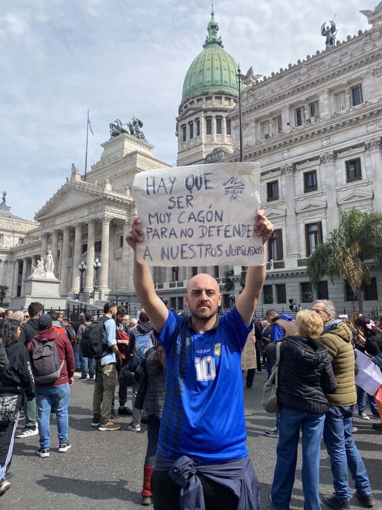 Nuestras/os jubiladas/os hoy comen una vez por dia, no pueden comprarse los remedios, no llegan con el alquiler, pero el gobierno y sus aliados quieren que estén peor de lo que ya están. Ya no les queda ni una poco de humanidad
