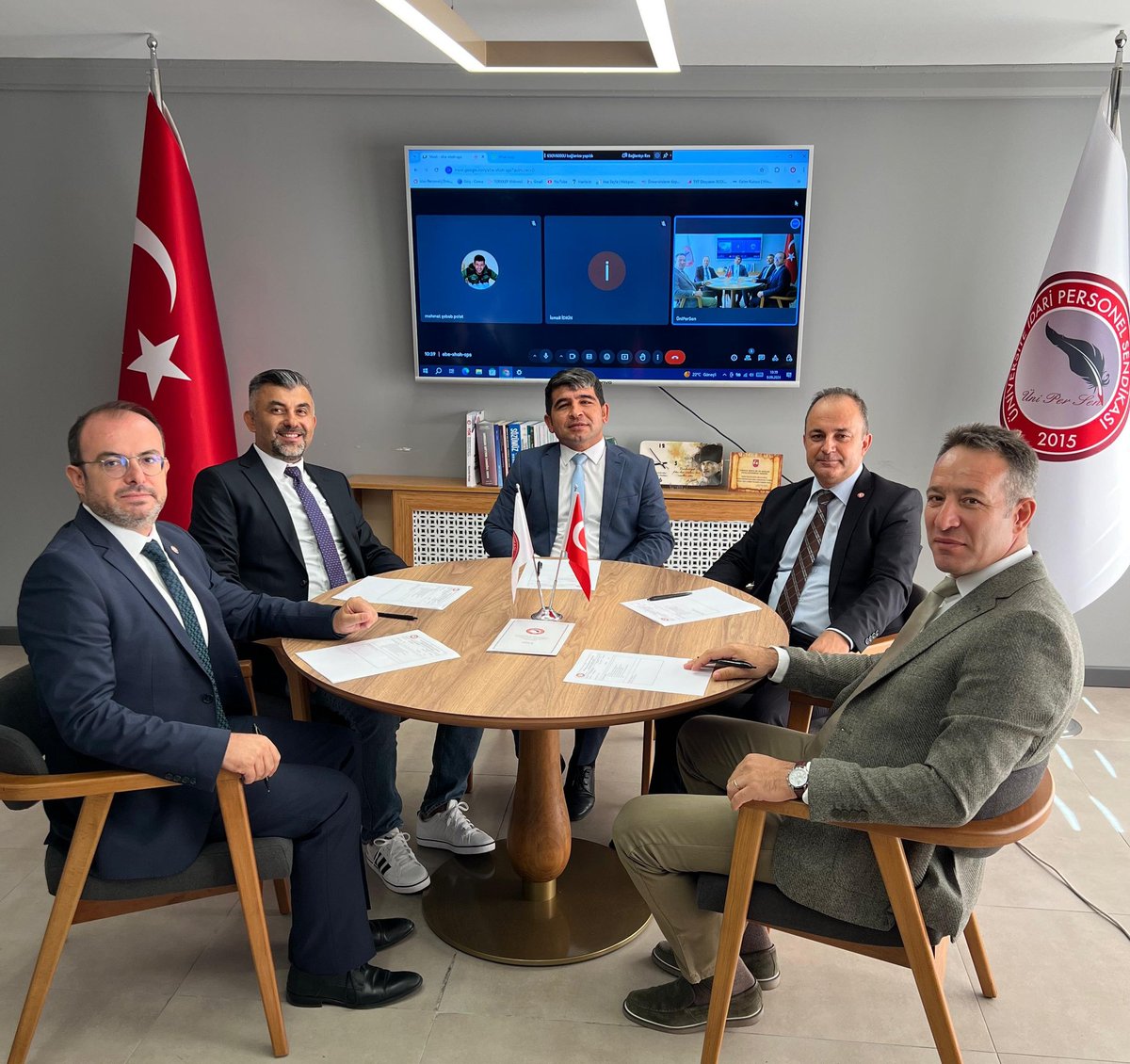 Üniversitelerde görev yapan idari personel, 657 sayılı Devlet Memurları Kanununa tabi olarak çalışan Devlet memurlarıdır. Tüm memurlarda olan tayin hakkı üniversitelerde de olmalı, puan usulüne dayalı tayin sistemi bir an önce kurulmalıdır. <a href="/unipersen/">ÜNİPERSEN</a>
#TayinHakkiUnvMemuru