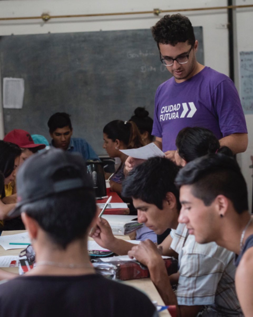 En tiempos muy difíciles, con salarios y jubilaciones que no alcanzan ni para lo básico, lo que hacen los y las docentes argentinas se vuelve una tarea heroica. Porque, pese a todo, se levantan todos los días y siembran esperanza para transformar esta realidad que tanto nos duele
