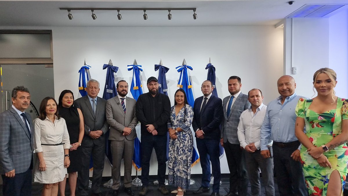 En reunión con el alcalde de San Salvador, <a href="/marioduran/">Mario Durán</a> intercambiamos experiencias sobre gestión municipal, crecimiento productivo e infraestructura urbana. 

La hermandad entre nuestras ciudades fortalece la gestión local y el desarrollo.