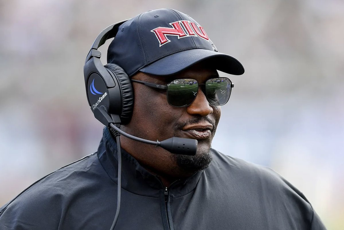 Insidetheirish's tweet image. 𝗧𝗿𝗲𝗻𝗱𝗶𝗻𝗴: NIU head coach Thomas Hammock offered to tell Marcus Freeman what the keys to beating Notre Dame were after winning, per @PardonMyTake.

The two have talked since.

Absolutely wild.