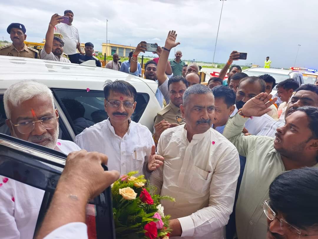 MLAAvinash237's tweet photo. माननीय मंत्री, जल शक्ति विभाग उ0प्र0 श्री स्वतंत्र देव सिंह जी के जनपद चित्रकूट आगमन पर स्वागत किया एवं माननीय मंत्री जी के साथ विभिन्न कार्यक्रमों में सम्मिलित हुआ।
@followers https://t.co/JRpfoKtd00