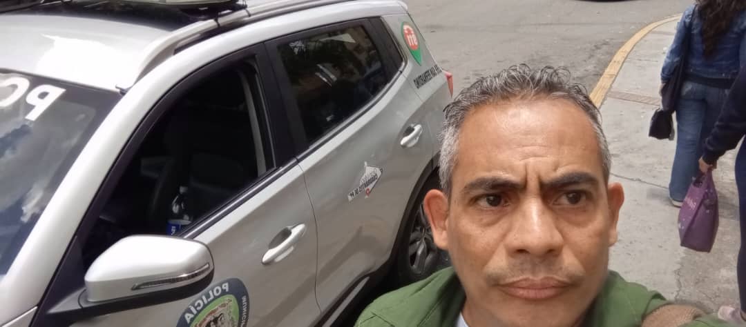 LibertadLuchSoc's tweet photo. URGENTE | Néstor Astudillo se encuentra detenido en Plaza Venezuela por funcionarios de la PNB.  Luego de salir de la movilización en la embajada de Brasil fue seguido por una funcionaria del SEBIN. Néstor fue liberado en diciembre de 2023 junto a otros presos políticos. https://t.co/VtHRfhureZ
