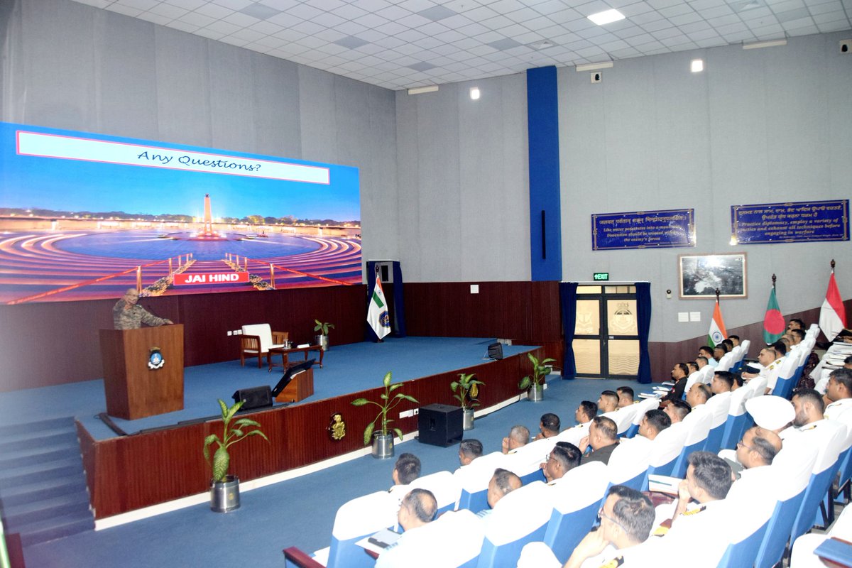 NorthernComd_IA's tweet image. #LtGenMVSuchindraKumar, #ArmyCdrNC, delivered key address at Naval War College, sharing insights on #DhruvaCommand's operational dynamics with participants of Naval Higher Command Course and Naval Staff & Technical Management Course.
The #ArmyCdr during his lecture, emphasized…