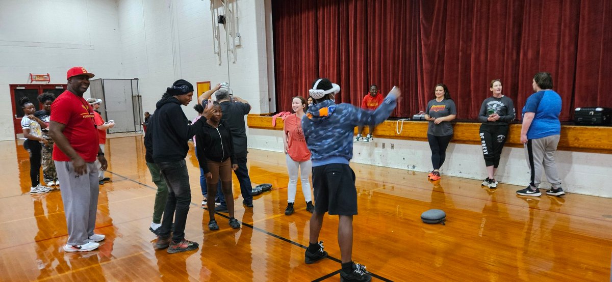JCPS_JackBosley's tweet image. When you get the right people and technology together, engaging teaching/learning happens. Big thanks to @TheBillyBlanks for the inspirational talk and workout with our @Seneca_High students. Thank you @shannon1_putman for helping make this happen! #SenecaSoars