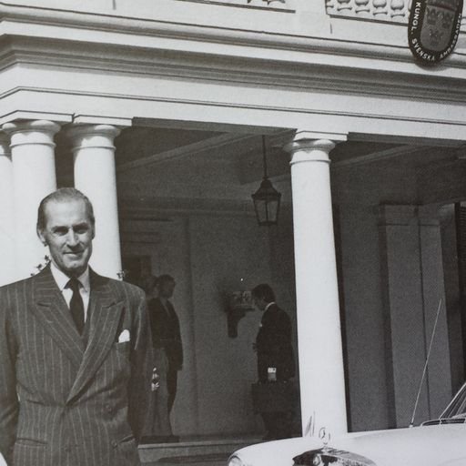Hoy es el aniversario 51 del trágico golpe militar. Harald Edelstam, entonces embajador de 🇸🇪 utilizó su inmunidad diplomática y salvó a mas de 1000 personas. Hoy sus hechos siguen siendo un importante recordatorio del poder del coraje civil y compasión.📸Privada-familia Edelstam