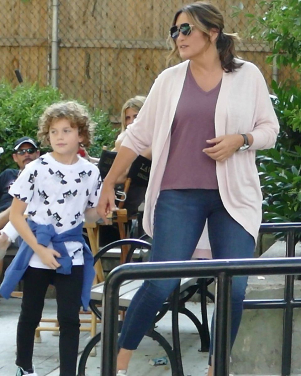 YazBitmesiin's tweet photo. Mariska and Ryan are on set! [September 11, 2019]

#MariskaHargitay || #RyanBuggle || #SVU || https://t.co/leVO3aCzU1