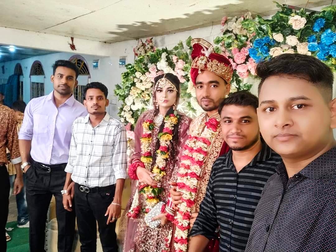 ikramkhansm's tweet photo. তোদের খুব মিস করি বন্ধু Md Harun Arafat Tonmoy ঘোরাঘুরি আড্ডার বয়সে তুরা আমাদের মাঝে আর থাকবি না কখনো ভাবিনি! 😑

Note: ওরা দুনিয়া থেকে চলে যায়নি! ওদের বউ বাসা থেকে বের হতে দেয়না! 😒 https://t.co/BoLmNRSsA0