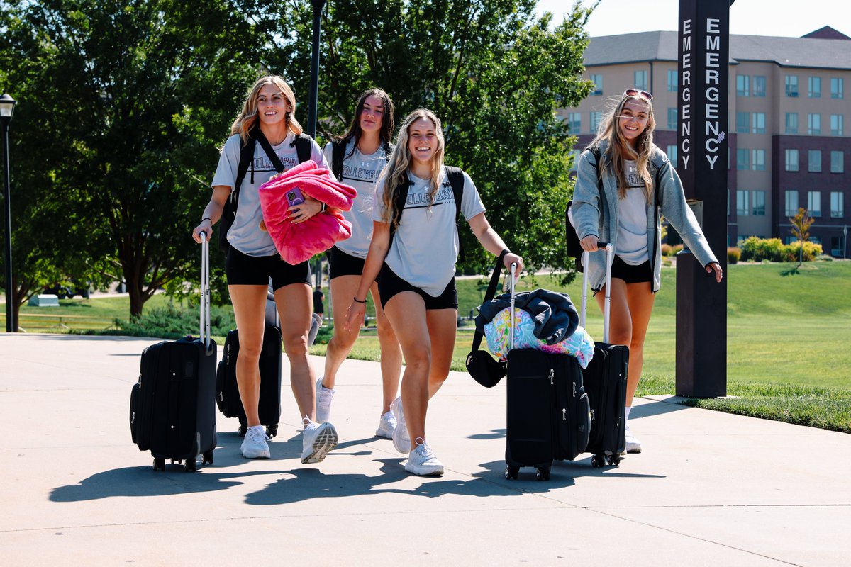 I know a bus hate to see us coming 🚌

Hitting the road for Lincoln!