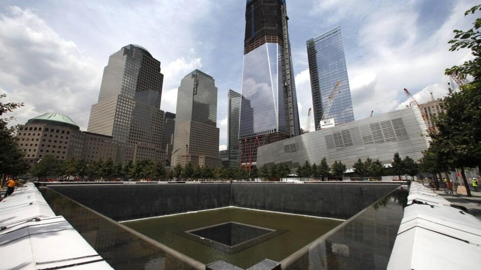 Le 11 septembre 2001, 2977 femmes et hommes étaient tués par 4 attentats menés par des terroristes à la solde de Ben Laden. 

Notre monde entrait dans le XXIe siècle par le sang et la violence. 

Pensées et soutien à leurs familles et proches, et aux États-Unis d’Amérique. 🇺🇸