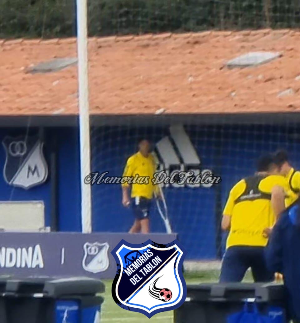 MemoriasDTablon's tweet photo. #NoticiasAzules
Radamel #Falcao García 
en muletas saliendo de la sesión de fisioterapia.
#VamosMillonarios https://t.co/5HopI0Cp0K