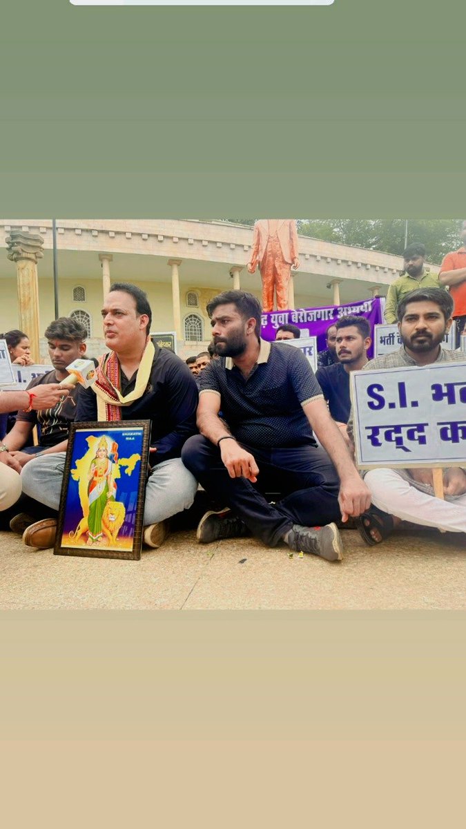 DrPratik03's tweet photo. भगवान श्री राम ने राज धर्म का पालन करने के लिए वन में 14साल का वनवास स्वीकार कर लिया और वहीं भाजपा अपने राजधर्म का पालन करने के लिए 10 माह का शासन बीतने के बाद भी सब इंस्पेक्टर भर्ती परीक्षा की विसंगति को जानते हुए भी रद्द न करके राजधर्म का अपमान कियाहै, इसकी क्या सजा होनी चाहिए। https://t.co/shY5hONGVx