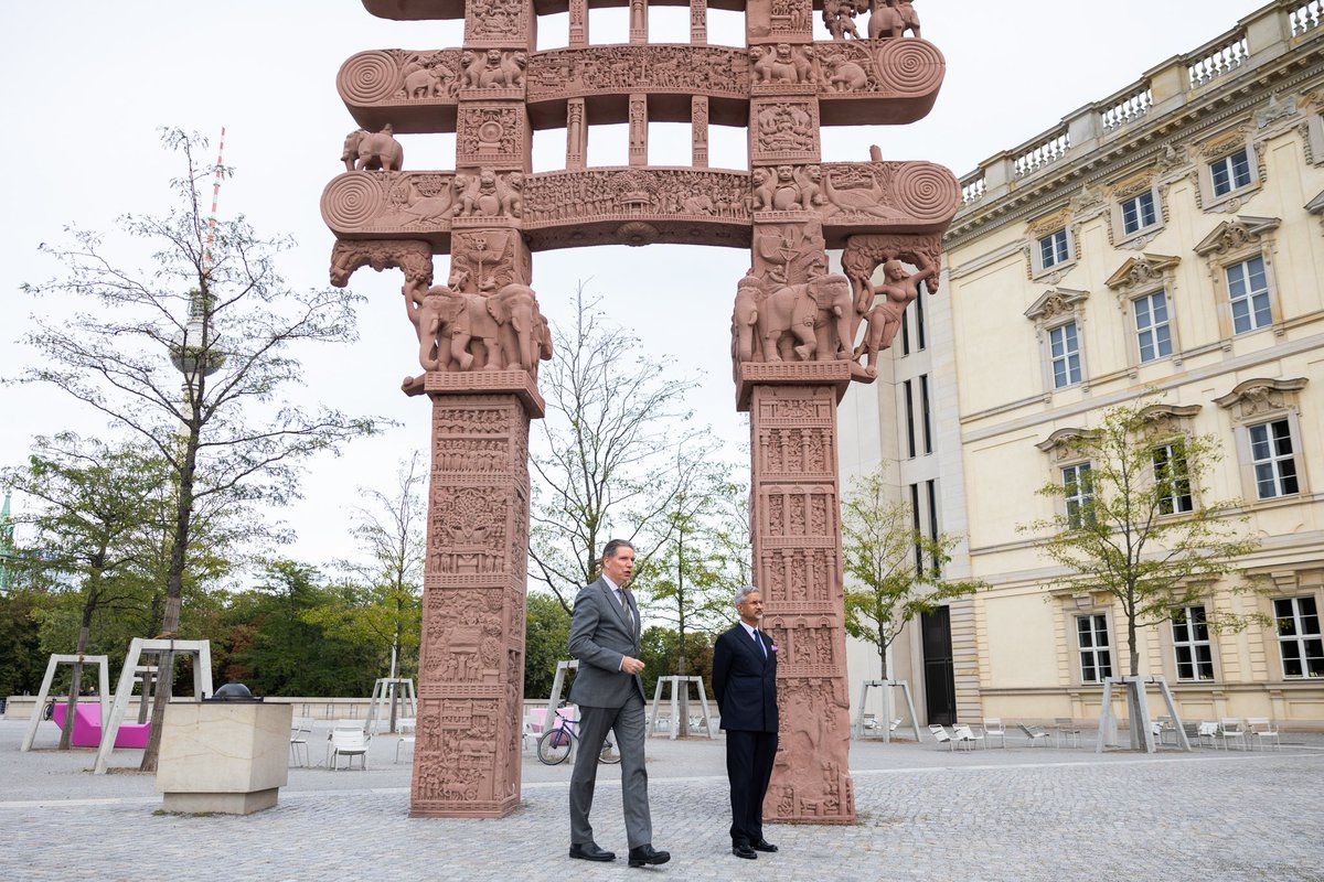 DrSJaishankar's tweet photo. The replica of the East Gate of the Sanchi Stupa stands outside the Humboldt Forum. 

A representation of India's rich heritage in the heart of Berlin! 

🇮🇳 🇩🇪 https://t.co/Yq3J9S0KGF