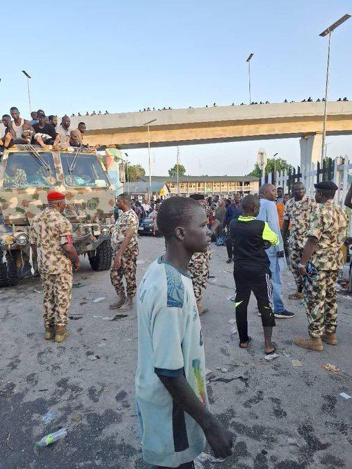 HQNigerianArmy's tweet photo. Nigerian Military providing humanitarian assistance to flood victims in Maiduguri, Borno State. #MaiduguriFlood #ThankASoldier https://t.co/sPZ9ME2mhB