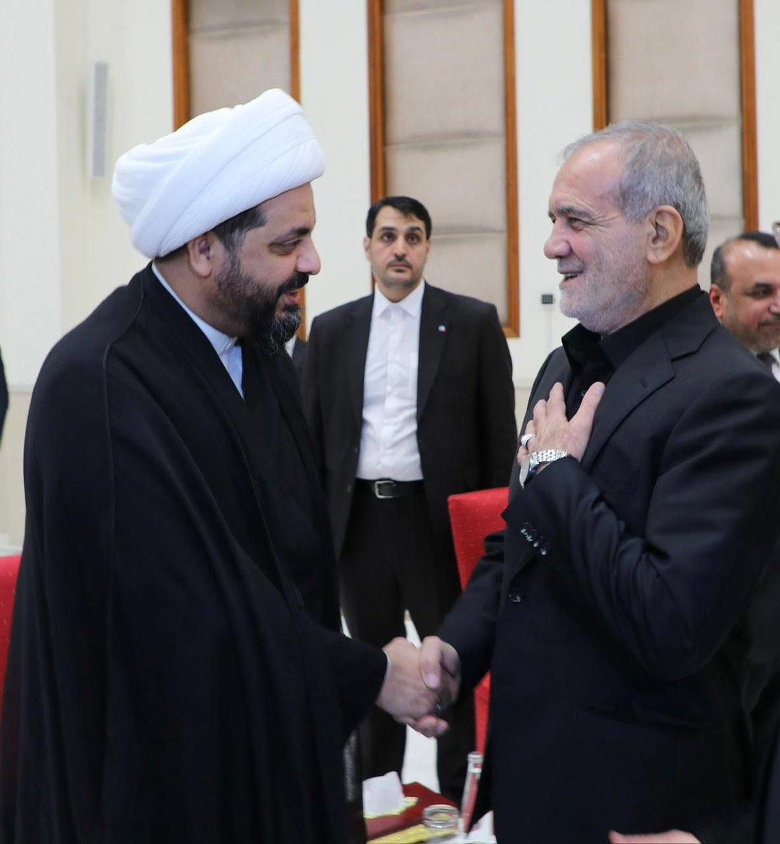 Ali91173581's tweet photo. استقبل قائد المقاومة العراقيه سماحة
 الشيخ الامين (نصره الله)
 الرئيس الايراني مع قادة الإطار 

⁧#حكومة_الشروگي⁩
⁧#الشيخ_قيس_الخزعلي https://t.co/mKZtZcjeME