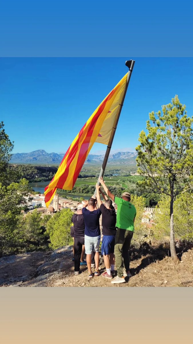 EladiGalbe's tweet photo. Que res ni ningú ens despisti, que res ni ningú ens posi límits. Ara i sempre, per la Independència del nostre país! https://t.co/HLUEaqN9MK