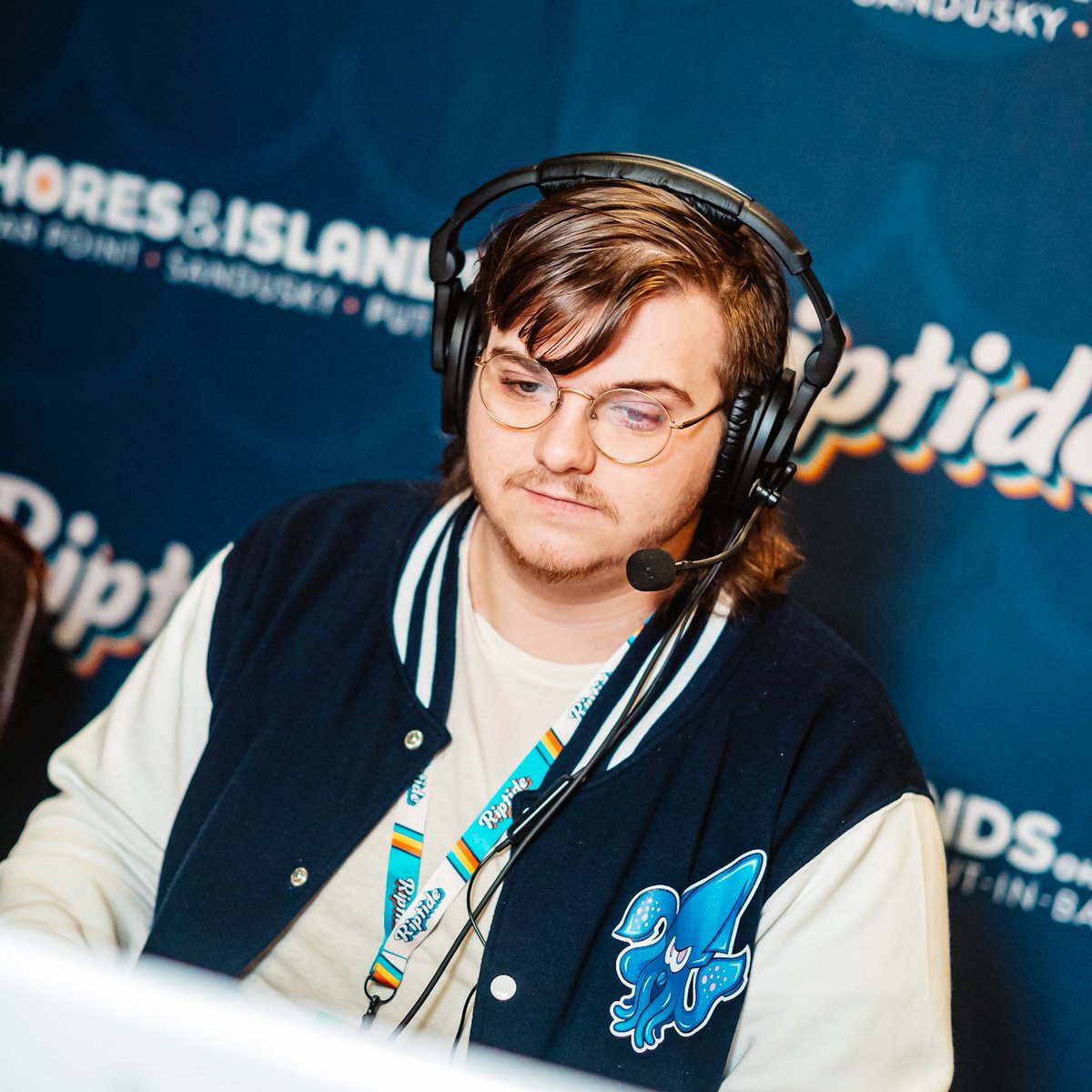 I first started the series when Splatoon 2 came out. The first picture is Hammy circa 2017, and the second picture was this past weekend.

I SWEAR I KNOW HOW TO SMILE IN PICTURES, PEOPLE JUST KEEP TAKING THEM WHEN I'M NOT SMILINGGGG