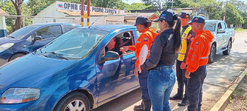 #Prevencion | Desde el punto de control de la PNB, funcionarios de la oficina INTT Zaraza fomentan una cultura de seguridad vial a los usuarios y conductores que transitan por esta importante vía pública.
