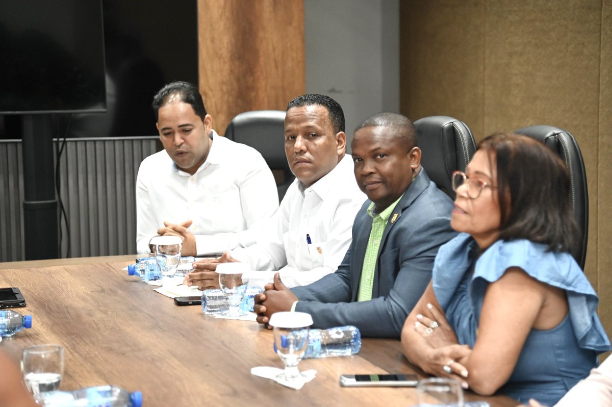 leoaquinog's tweet photo. Hoy, como parte de la comisión de regidores de Santo Domingo Norte, visitamos a los diputados del municipio para presentarles una solicitud que fue aprobada por el consejo de regidores. 

Esta propuesta, que surgió como una iniciativa nuestra, está dirigida a la @juntacentral https://t.co/MDBEEcegEI