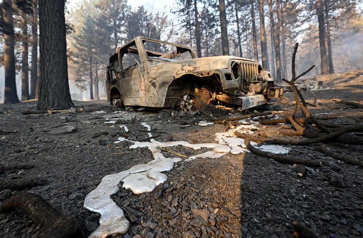In #wrightwood now, the damage is not as extensive as many news channels made it out to be, though a few structures have sadly been lost. Appears to me firefighters did a miraculous job over night to save homes and property. The fire is still burning in a few spot areas near town