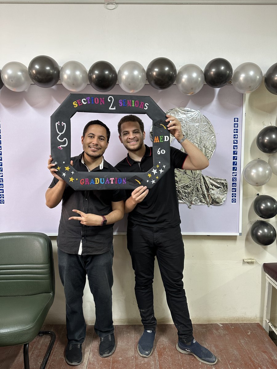 ahmedrawf123's tweet image. يوم جمييييل 🤍🖤
#section2
#men2inblack
#med60graduationvibes
#Med60InScrubs
