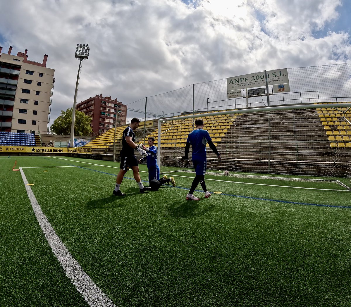 ivangkcoach's tweet photo. DIAda! 👨🏻‍🏫🏋🏻🧤⚽️🛠️
💛❤️💛❤️💛❤️💛❤️💛

#gktraining #gopropics #entrenamientodeporteros https://t.co/1rz7bIKFXB