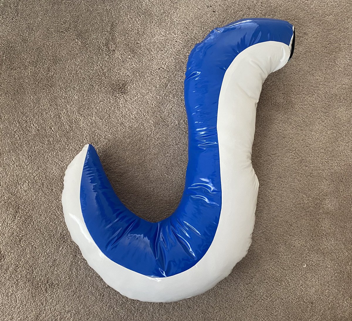 SheathsBark's tweet photo. We’re working on vinyl tails! These tails use a type of vinyl that’s a great alternative to latex. It’s much easier to work with (keeping the cost low!) but still has that shiny wet look. These will debut at our booth at AFC in some different colors, sizes, and species! https://t.co/31H5yWJ90I
