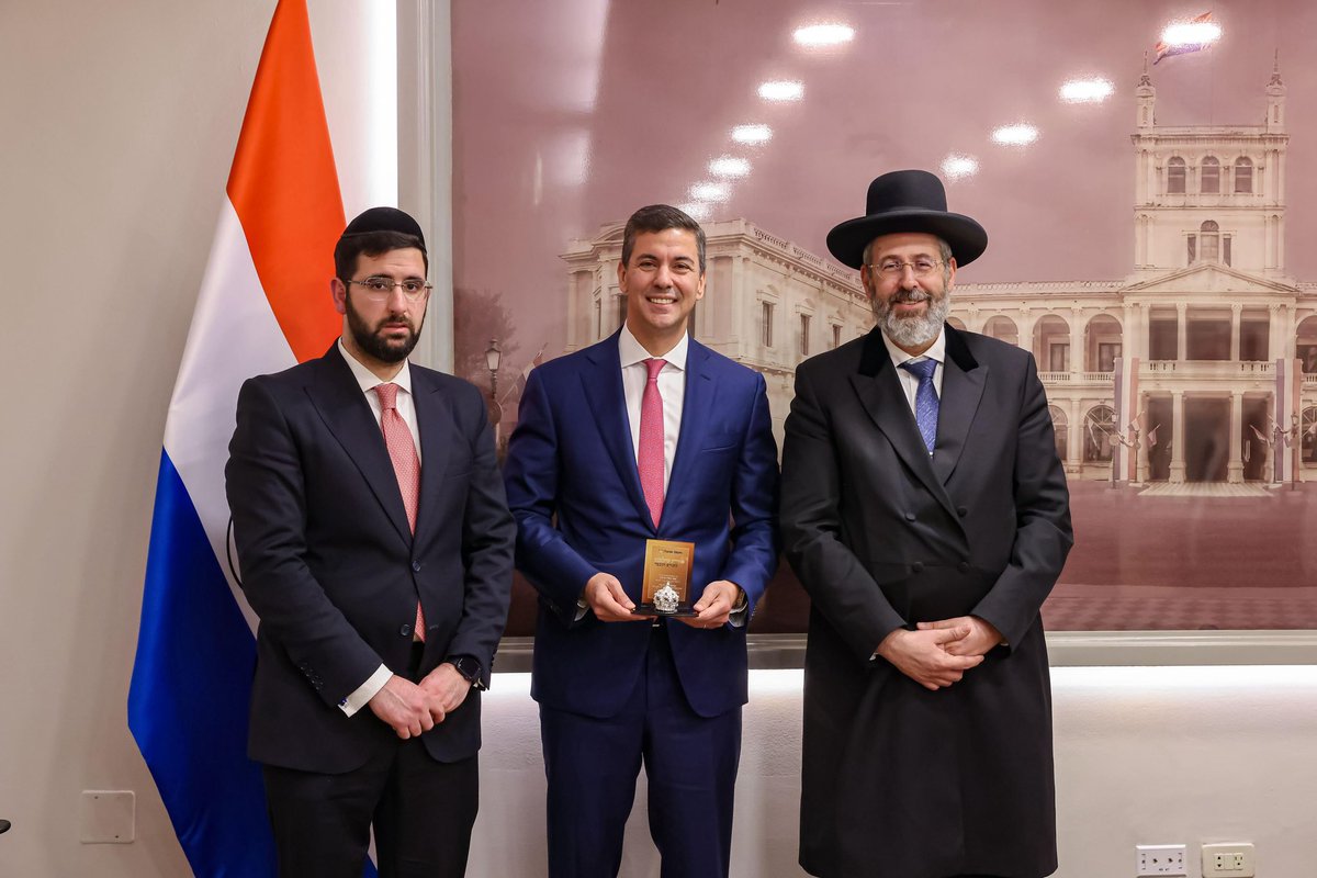 Tuve el honor de acompañar al Gran Rabino de Israel David Baruch Lau a visitar al presidente de Paraguay <a href="/SantiPenap/">Santiago Peña</a> ,a que sea parte escribiendo una letra en el Sefer Tora de las Americas.