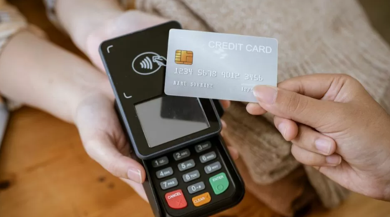 identidadrobada's tweet photo. Desde twitter hacia el mundo ! @sumatealPOS 

Tarjetas: cuál es el cambio en la forma de pagar que rige desde ahora
A partir de ahora los comercios deberán realizar los cobros con tarjetas frente a los clientes. ¿Cómo denunciar a los que no cumplen y cuáles son las sanciones?
https://t.co/lEeFLJoniH