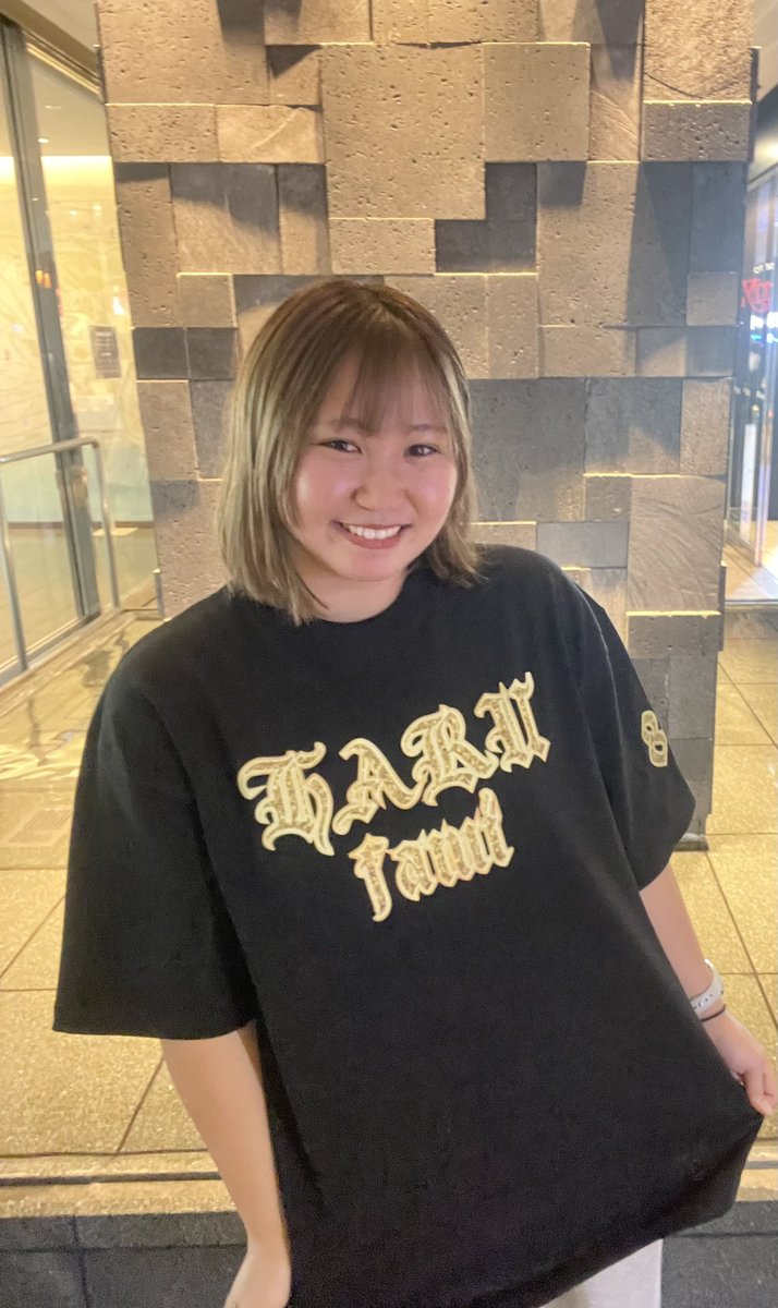 kumacchi37's tweet photo. はるかぜfamilia通信👏😆
はるファミ公式Tシャツ
第一弾🧸🏁

ご本人のシルエットが超目立つ
バックプリントが特徴の渾身な一枚😆👍✨

またいつか大舞台で見れる日を‼️
その日までみんなに絶対忘れて欲しくないから応援やその想いをカタチにしてみました！

爆風と共に全国へ届け！はるファミの輪！！ https://t.co/OG0xw6LqUD