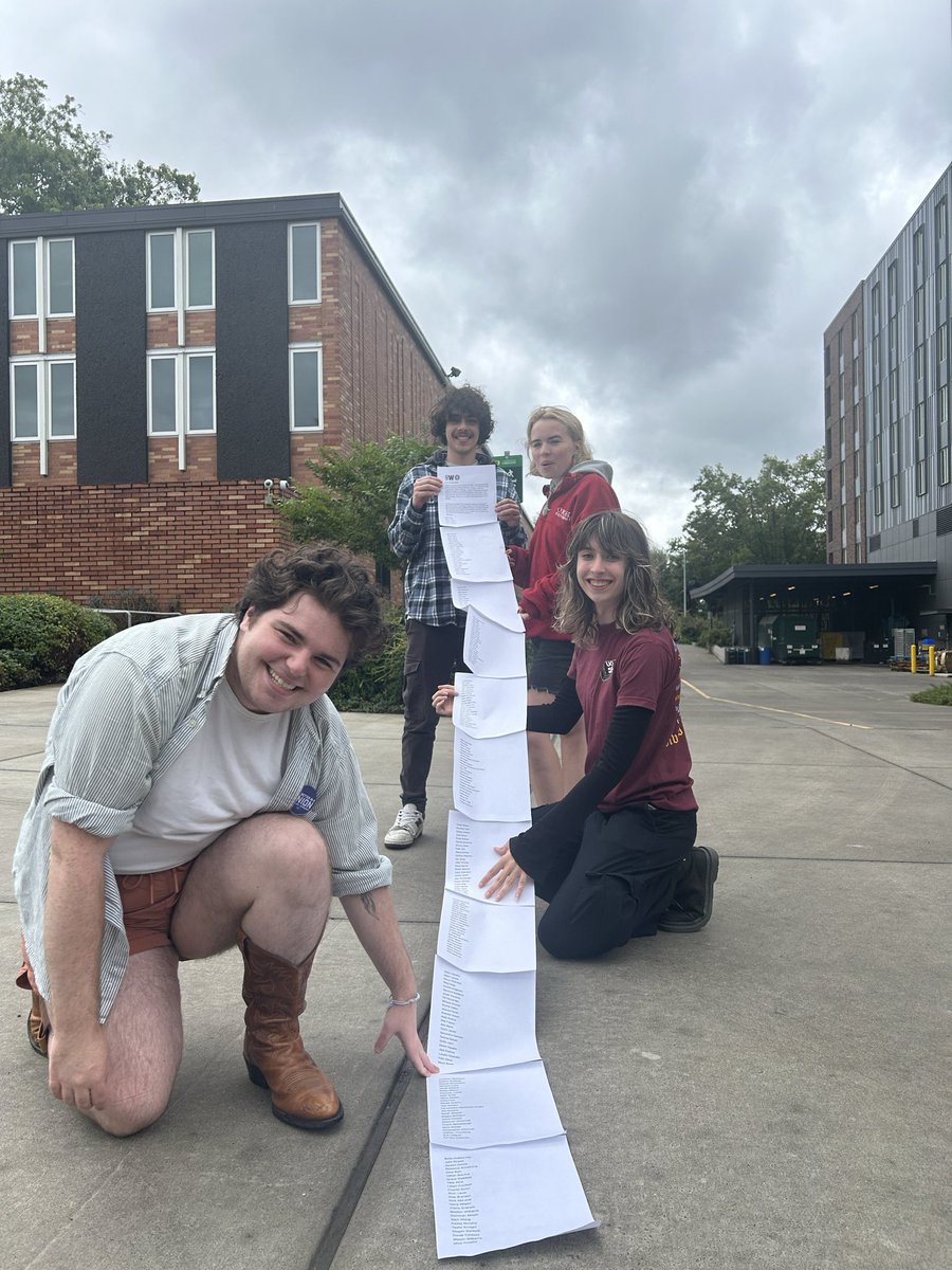 Today student workers in dining delivered a petition to demand the UO bargain over the Week of Welcome bonus that they cut from $500 to $200 without bargaining. UO is not above labor law and the workers will hold them accountable!