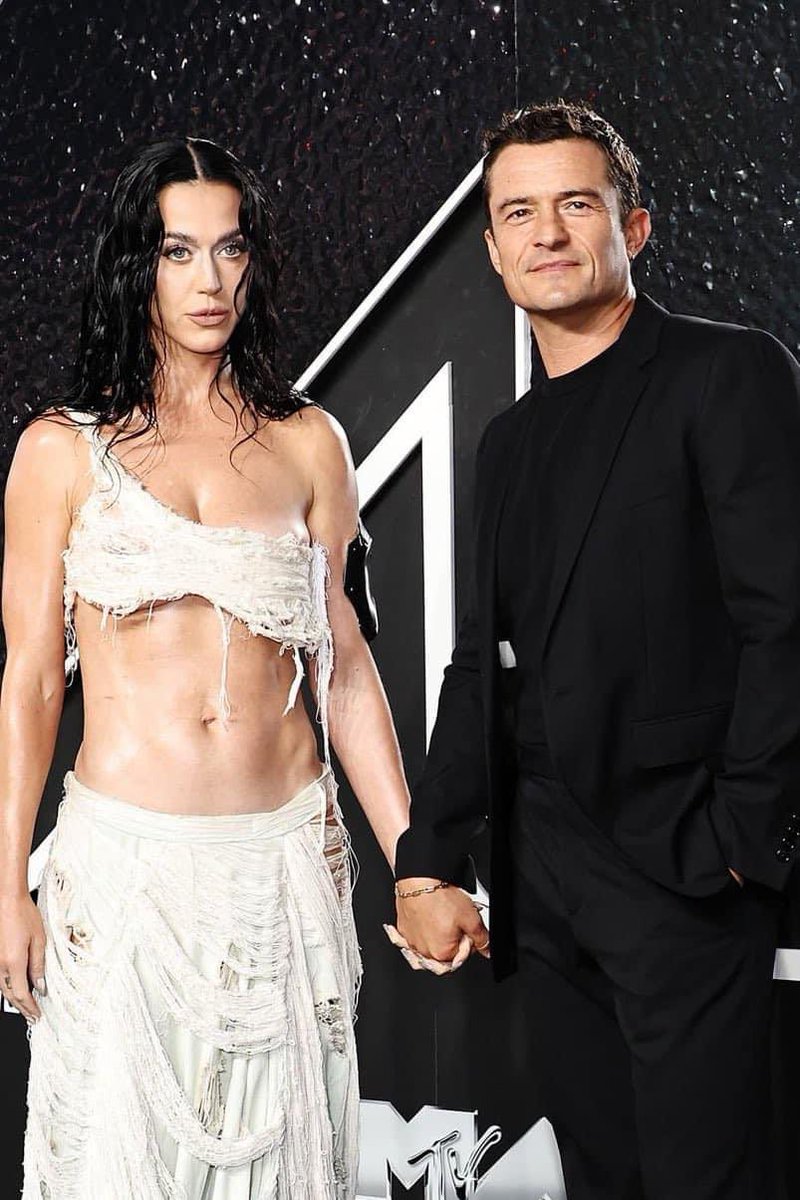#KatyPerry  y #OrlandoBloom luciendo espectacular en la alfombra roja de los #VMAs  #KatyVMAVanguard