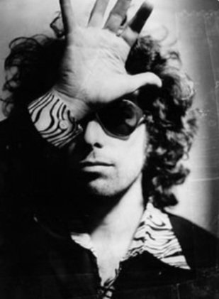 Mi salvador en días oscuros,pero también presente en días felices . Calamaro, siempre  Calamaro ❤️✨️