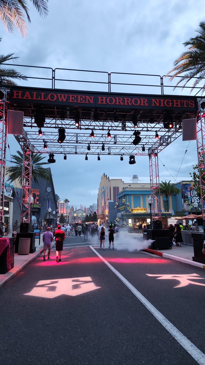 Feenyks's tweet photo. It's my birthday and I'm at HHN. What could be better? #HHN33 #Feenyks34 #SURR3AL #SINIST3R https://t.co/GUO9cSEkQz