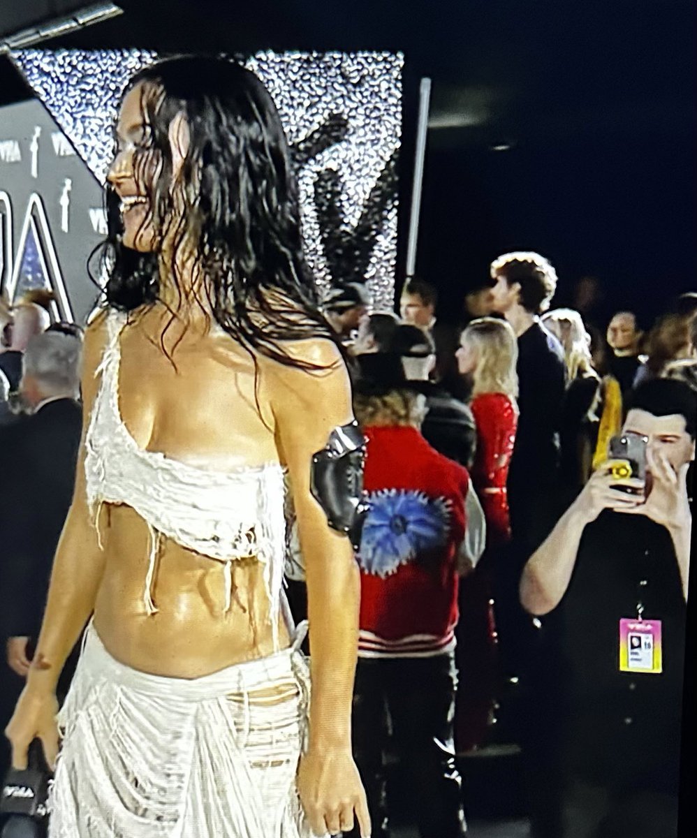 likeathornrose's tweet photo. nick jonas scanning katy perry’s qr code is sending me 😭 #vmas https://t.co/KFmwXYJXep