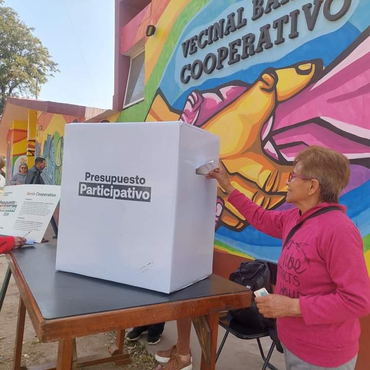 danibernini's tweet photo. #MuniSunchales
Asambleas Participativas Barriales, hoy en el Barrio Cooperativo.Los vecinos  se acercaron para emitir su voto.Una herramienta clave para fomentar el involucramiento de la comunidad en la toma de decisiones que impactan directamente en su entorno. https://t.co/9HTss0ZEZs