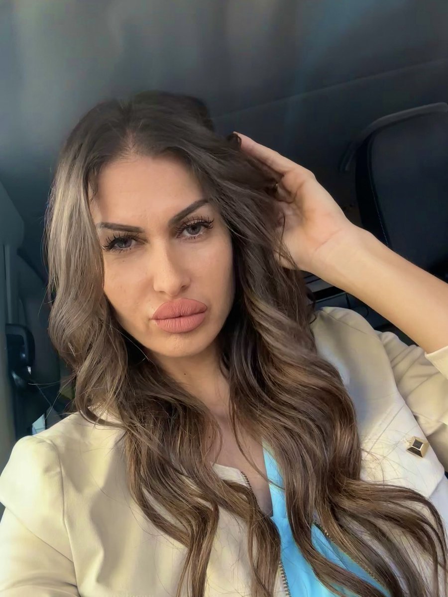 Non ho alzato il trofeo, ma almeno ho alzato gli standard di stile 💋#CasaAPrimaVista