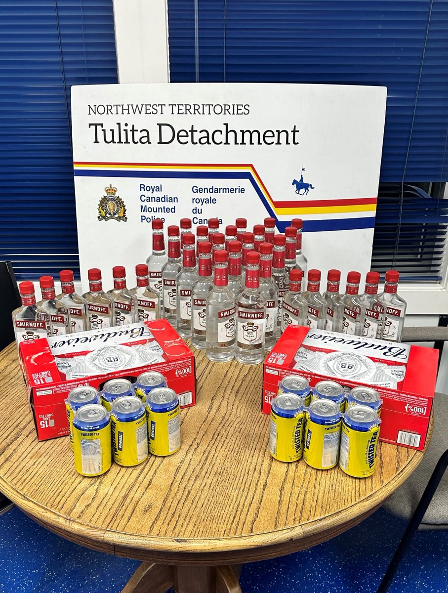 Encore du bon travail de la part de nos policiers du district nord ! Hier soir, le Détachement de Tulita de la GRC a donné suite à un renseignement du public qui a permis de saisir une grande quantité d'alcool qui arrivait par bateau dans la collectivité.