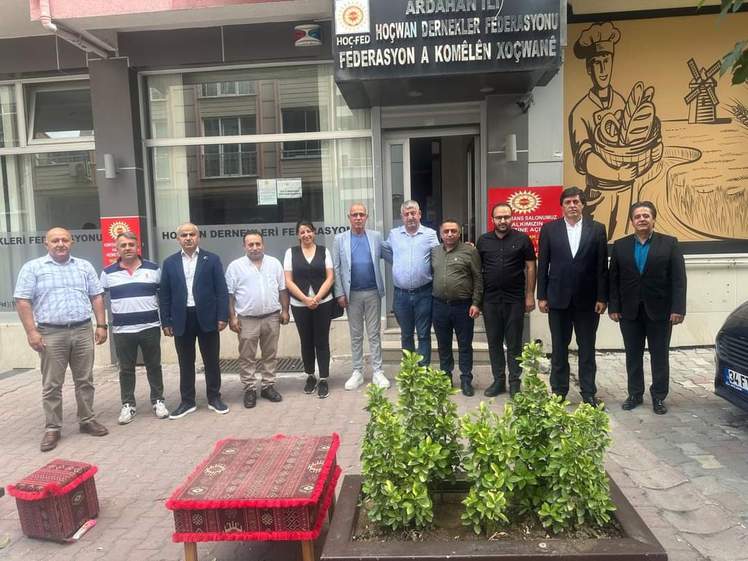 arda_fed75's tweet photo. Ardahan Dernekler Federasyonu Genel Başkanı Engin Demirkuş ve Y. Kurulu Üyelerimizle, yeni seçilen Hoçvan Dernekler Federasyonu (Hoç-Fed) Başkanı Sayın Derviş Aslan ve yönetimine nezaket ziyaretinde bulunduk. İlgi, alaka ve misafirperverliklerinden dolayı teşekkür ederiz. https://t.co/TKWYhFHv4i