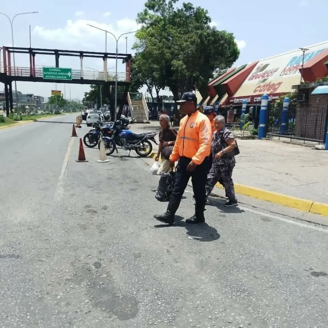 🚍🚨 Por tu seguridad realizamos Supervisión y Control en el Terminal de pasajeros de #Aragua, resguardando a todos los ciudadanos para así garantizar una convivencia vial responsable.🚍🚨

¡Tránsito Contigo!

@nicolasmaduro
@remigioceballosichaso
@rubensantiagos_
@migueldomon