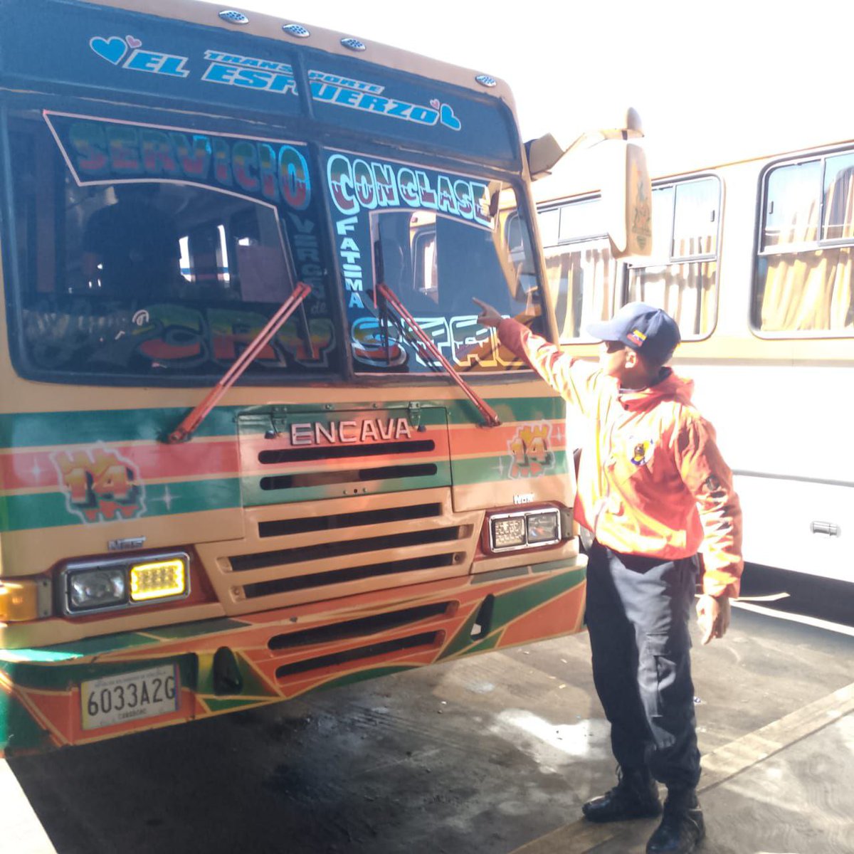 CpnbTerminalMcy's tweet photo. 🚍 En el Servicio de Tránsito de la Policía Nacional Bolivariana, nuestra prioridad es la seguridad de todos los ciudadanos. En cada terminal de pasajeros, realizamos abordajes estratégicos para garantizar un ambiente seguro y protegido. Juntos, construimos un país más se https://t.co/2dnq4WeVQg