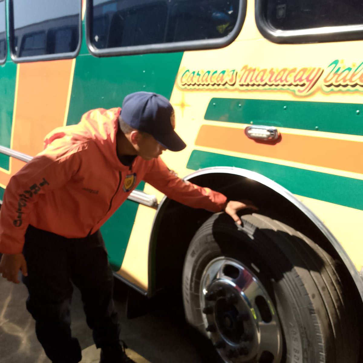 CpnbTerminalMcy's tweet photo. 🚍 En el Servicio de Tránsito de la Policía Nacional Bolivariana, nuestra prioridad es la seguridad de todos los ciudadanos. En cada terminal de pasajeros, realizamos abordajes estratégicos para garantizar un ambiente seguro y protegido. Juntos, construimos un país más se https://t.co/2dnq4WeVQg