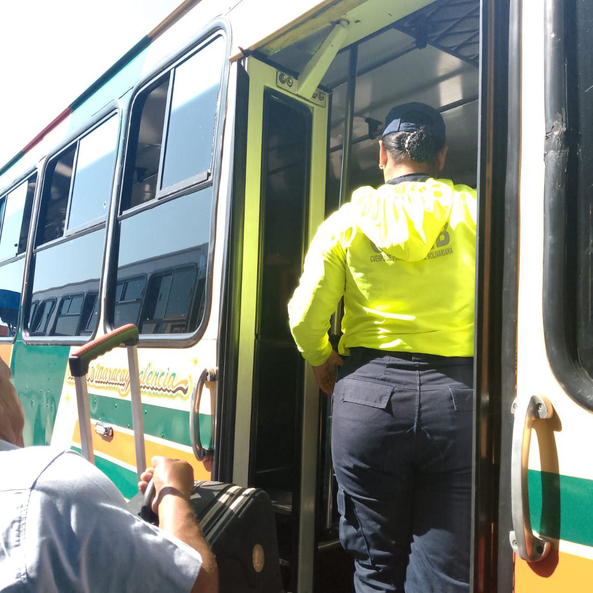 🚍 En el Servicio de Tránsito de la Policía Nacional Bolivariana, nuestra prioridad es la seguridad de todos los ciudadanos. En cada terminal de pasajeros, realizamos abordajes estratégicos para garantizar un ambiente seguro y protegido. Juntos, construimos un país más se