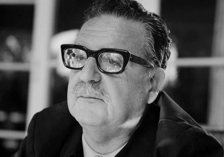 Honramos al presidente Salvador Allende, gran amigo de #Cuba y de #Fidel. Hombre profundamente humano, honrado, revolucionario, quien defendió hasta morir, con dignidad y heroísmo, la causa de su pueblo.