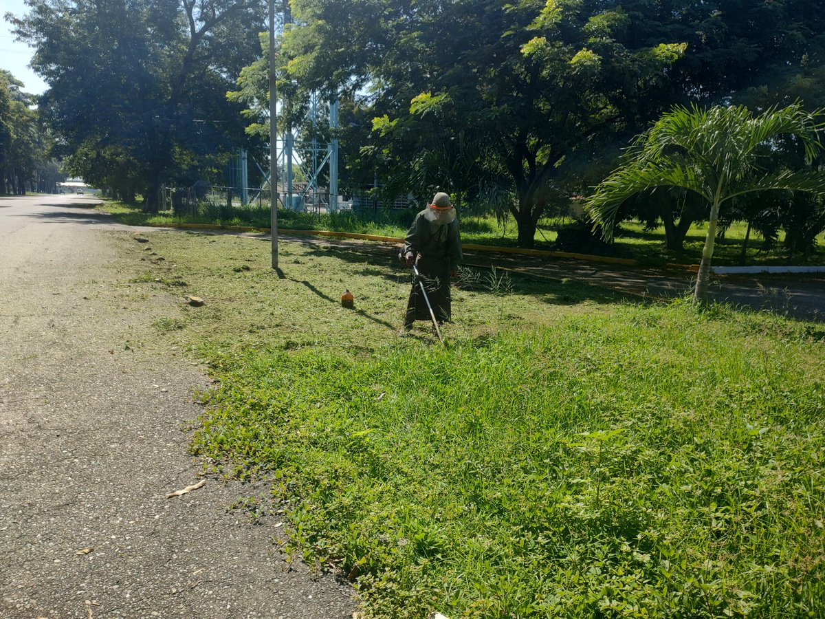 #11Sep II En aras de mantener en buena presentación nuestras instalaciones, se realiza mantenimiento, desmalezamiento y limpieza a las áreas externas de esta prestigiosa casa de estudios. 

¡Educación para la Liberación!